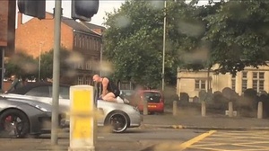 En un ataque de ira este hombre agarró a cabezazos a un Mercedes Benz