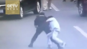 Esta mujer neutraliza a un hombre armado con una maniobra de película